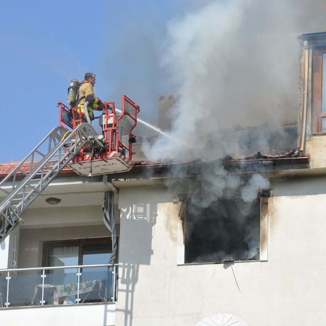 Manisa'da 4 katlı binada yangın