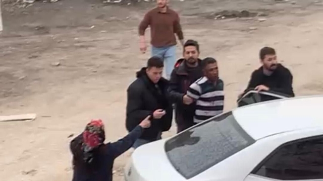 Sakarya'da hareketli dakikalar: Firariyi vermemek için polise direndiler
Firari hükümlü arbede arasında gözaltına alındı