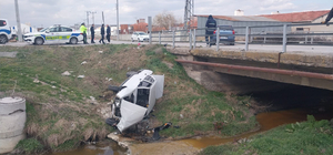 Kütahya'da çarpışan otomobillerden biri dereye uçtu; 3 yaralı