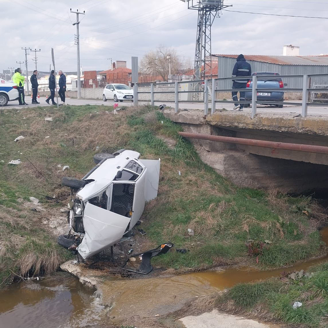 Kütahya'da çarpışan otomobillerden biri dereye uçtu; 3 yaralı