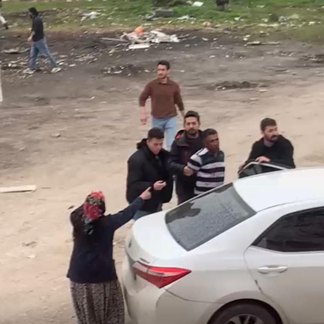 Sakarya'da hareketli dakikalar: Firariyi vermemek için polise direndiler
Fi...