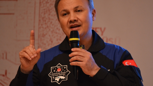 Astronot Alper Gezeravcı, üniversite öğrencileriyle buluştu
Alper Gezeravcı: "Kendi topraklarımızda aradığımız her şeyin imkanı var"