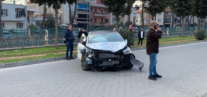 Nazilli'de otobüs durağına çarpan otomobildeki çift yaralandı