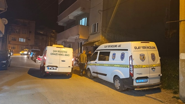 Çanakkale'de vatandaşları 300 milyon lira dolandırdığı ileri sürülen emlakçı, evinde ölü bulundu