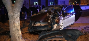 Ağaca çarpan otomobil hurdaya döndü: 3 yaralı