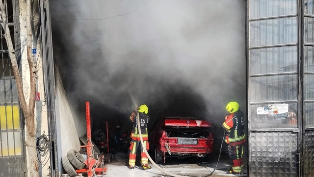 Balıkesir'de oto kaporta dükkanında çıkan yangında 2 araç yandı