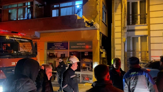 Evinin balkonundan soba borusu çıkarttı, vatandaş yangın var zannetti: Ekipler harekete geçti