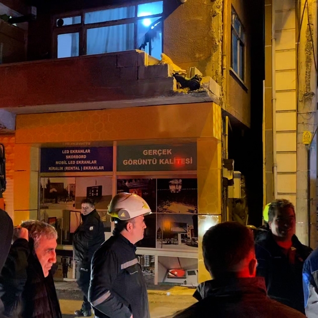 Evinin balkonundan soba borusu çıkarttı, vatandaş yangın var zannetti: Ekip...