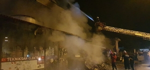 Elektrik malzemesi satan iş yerindeki yangın mahalleliyi sokağa döktü Yangında iş yeri ve üst kattaki konutta zarar meydana geldi
