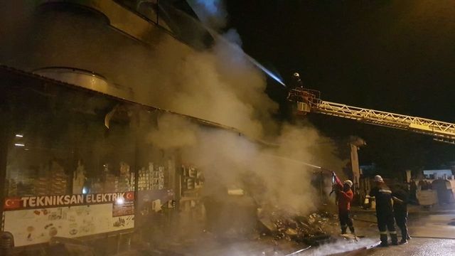 Elektrik malzemesi satan iş yerindeki yangın mahalleliyi sokağa döktü
Yangında iş yeri ve üst kattaki konutta zarar meydana geldi