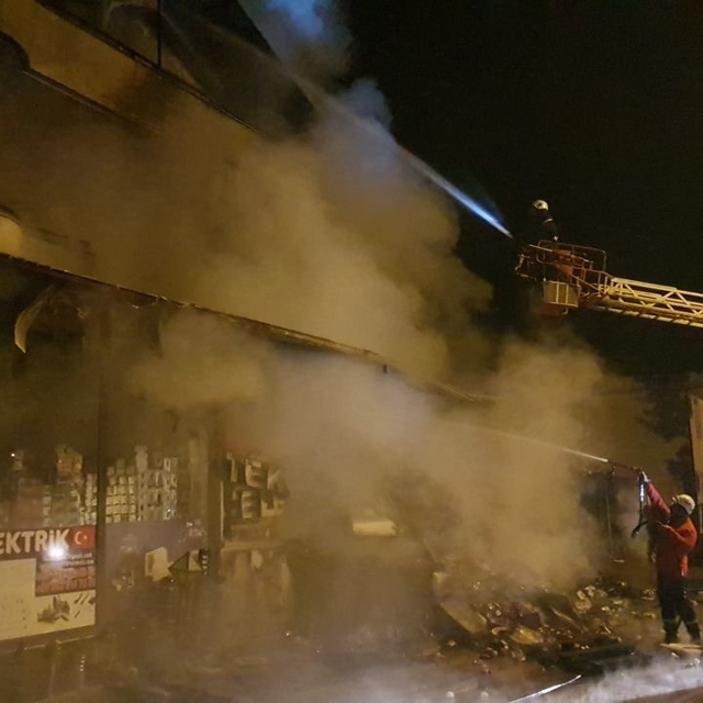 Elektrik malzemesi satan iş yerindeki yangın mahalleliyi sokağa döktü
Yangı...