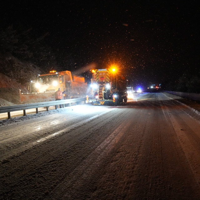 Kastamonu'da yoğun kar yağışı: Araçlar yolda mahsur kaldı