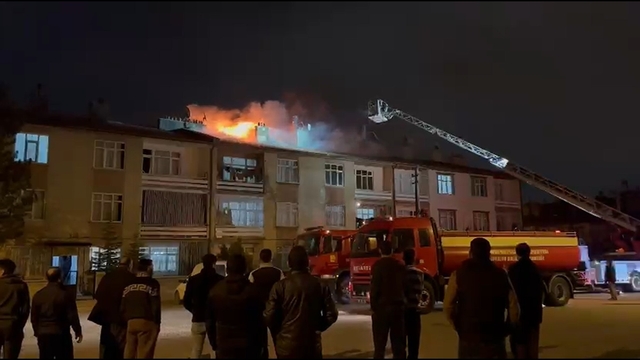 Konya'da 3 katlı apartmanın çatısında yangın paniği