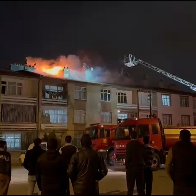 Konya'da 3 katlı apartmanın çatısında yangın paniği