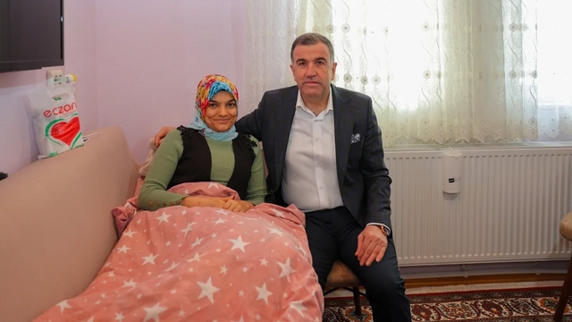 Sosyal medya üzerinden pasta-börek satarak geçimini sağlayan aileye Vali Eldivan'dan moral ziyareti