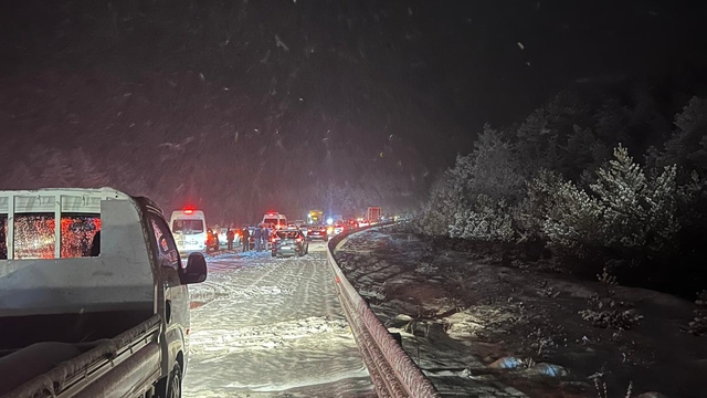 Kastamonu'da yoğun kar yağışı ulaşımı olumsuz etkiledi