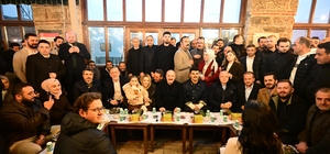 Tarihi Abdal Meydanı'nda binler sahur sofrasında buluştu: Varank'tan birlik mesajı AK Parti Bursa Milletvekili Mustafa Varank, tarihi Abdal Meydanı'nda vatandaşlarla sahur yaptı: "Ateş çemberindeyiz, bir olmalıyız"