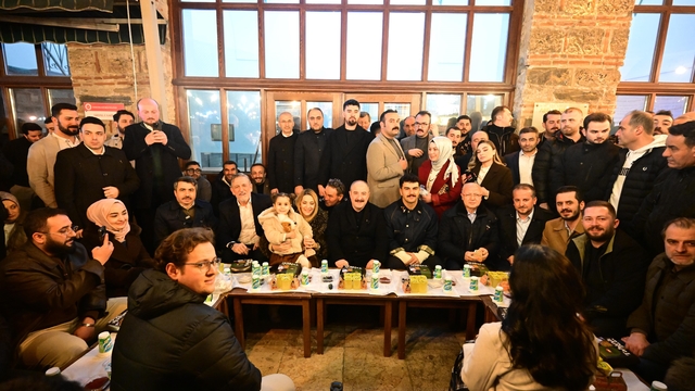 Tarihi Abdal Meydanı'nda binler sahur sofrasında buluştu: Varank'tan birlik mesajı
AK Parti Bursa Milletvekili Mustafa Varank, tarihi Abdal Meydanı'nda vatandaşlarla sahur yaptı: "Ateş çemberindeyiz, bir olmalıyız"