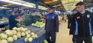 Meyve sebze pazarında fiyat etiketi denetimi