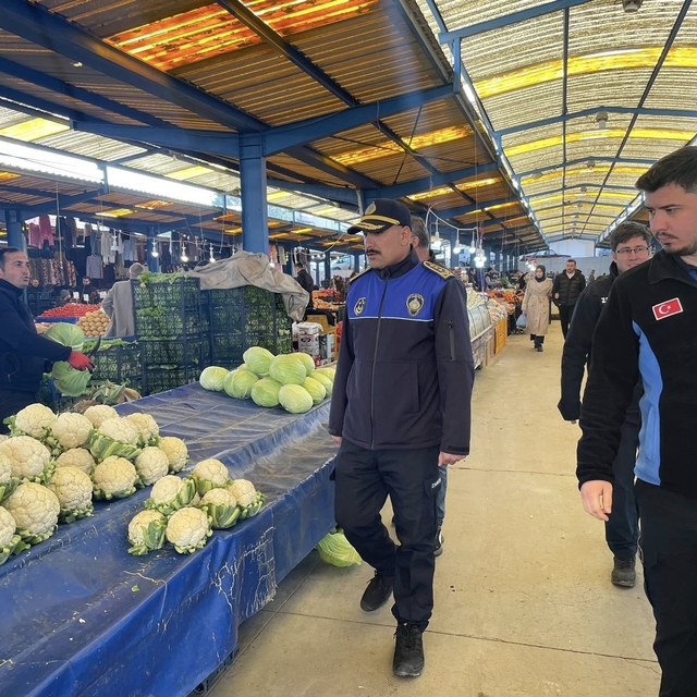 Meyve sebze pazarında fiyat etiketi denetimi