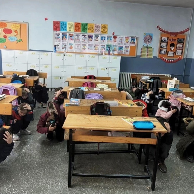 Altıntaş'ta Zafer İlkokulunda deprem tatbikatı