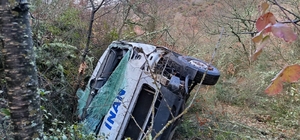 Servis aracı uçuruma yuvarlandı: 1 yaralı