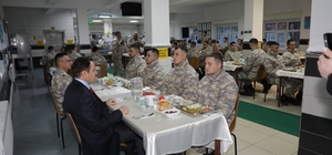 Vali Işın, orucunu Mehmetçiklerle açtı