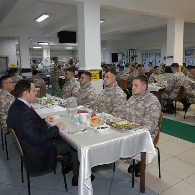 Vali Işın, orucunu Mehmetçiklerle açtı