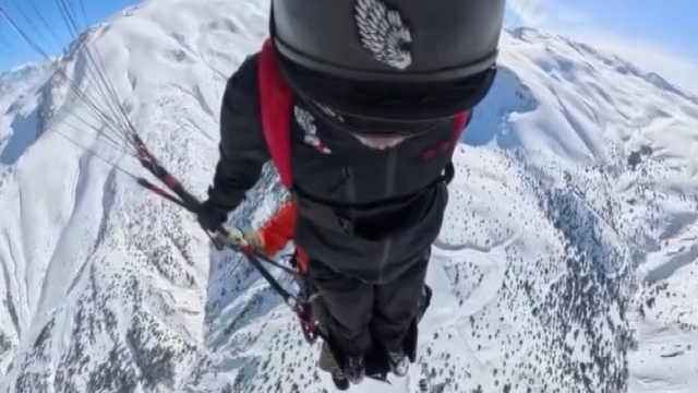 Ekstrem sporcu Koçak, Erzincan'da wingsuit ve paraşütle 500 metreden atladı
