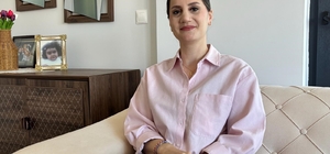 Kanserle savaşmıyor 'misafir' gibi karşılıyor Trabzon'da mide kanseri sanılan Güzin Emral Yazıcı, Ankara'ya gittiğinde iki taraflı meme kanseri ve nadir metastaz olduğunu öğrendi Güzin Emral Yazıcı, sosyal medyada açtığı hesap üzerinden benzer hastalıkla mücadele eden kadınlarla iletişim kurarak dayanışma ve moral desteğine katkı sağlıyor