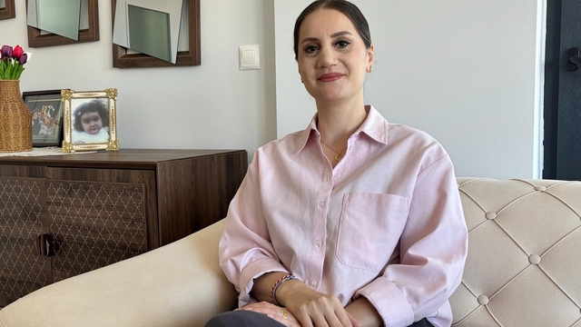 Kanserle savaşmıyor 'misafir' gibi karşılıyor
Trabzon'da mide kanseri sanılan Güzin Emral Yazıcı, Ankara'ya gittiğinde iki taraflı meme kanseri ve nadir metastaz olduğunu öğrendi
Güzin Emral Yazıcı, sosyal medyada açtığı hesap üzerinden benzer hastalıkla mücadele eden kadınlarla iletişim kurarak dayanışma ve moral desteğine katkı sağlıyor