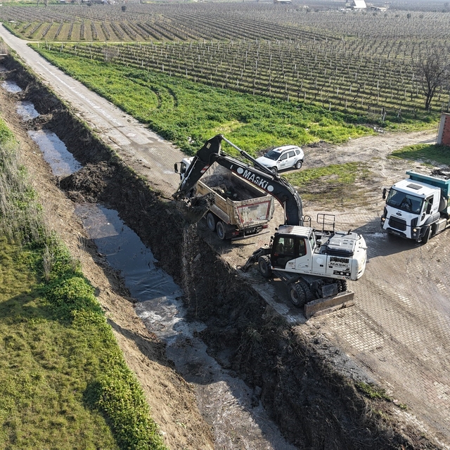 Saruhanlı'da dere temizliğiyle koku ve sinek sorunu bitecek