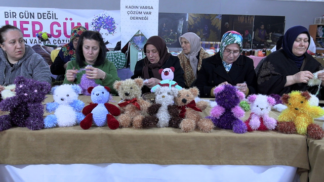 İlmek ilmek sevgi; kadınlar örüyor, çocuklar gülüyor