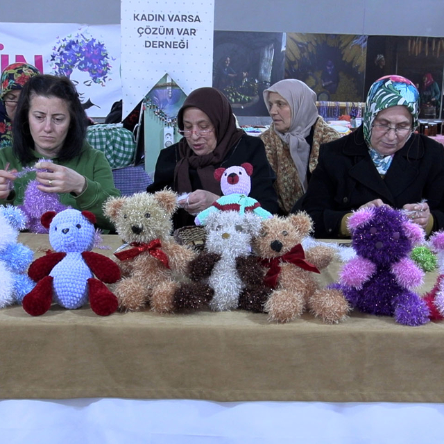 İlmek ilmek sevgi; kadınlar örüyor, çocuklar gülüyor