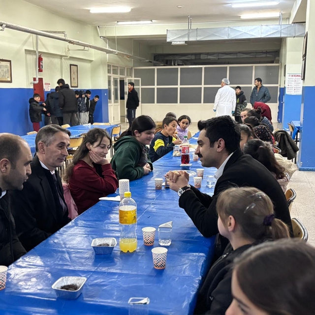 Susuz Kaymakamı Tutal, öğrencilerle iftarda buluştu