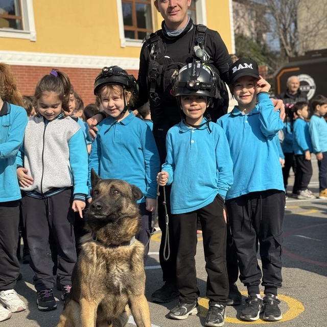 Arama kurtarma köpeği Tipo, öğrencilerin gözdesi oldu
Bursa'da öğrencilere...