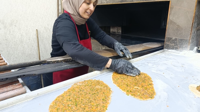 4 çocuk annesini gören şaşırıyor: Elinde küreği lahmacun ustalığı yapıyor