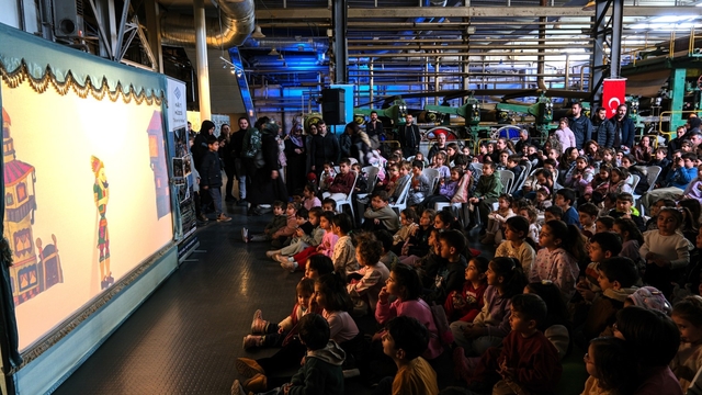 Çocuklar geleneksel gölge gösterisi ile eğlenceli anlar yaşadı