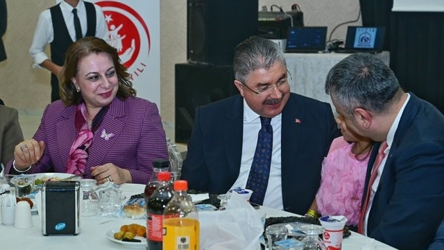 Vali Yılmaz ve eşi, koruyucu ailelerle iftar sofrasında buluştu
Vali Yılmaz: "Koruyucu ailelerimiz evlatlarımıza sımsıcak yuva oluyor"