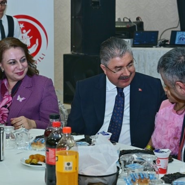 Vali Yılmaz ve eşi, koruyucu ailelerle iftar sofrasında buluştu
Vali Yılmaz...