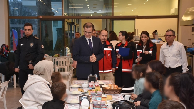Salihli'de öksüz ve yetimler için gönülleri ısıtan iftar