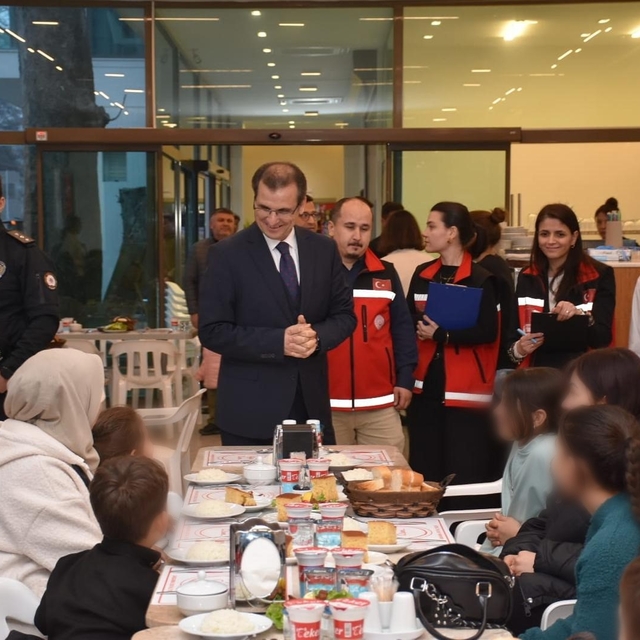 Salihli'de öksüz ve yetimler için gönülleri ısıtan iftar