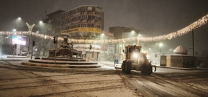 Van'da 143 yerleşim yerinin yolu kardan kapandı
