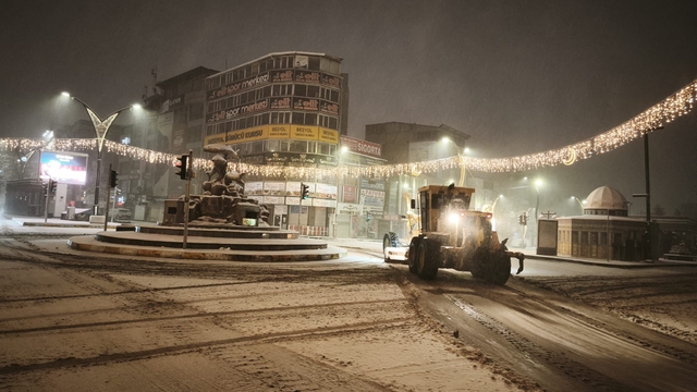 Van'da 143 yerleşim yerinin yolu kardan kapandı