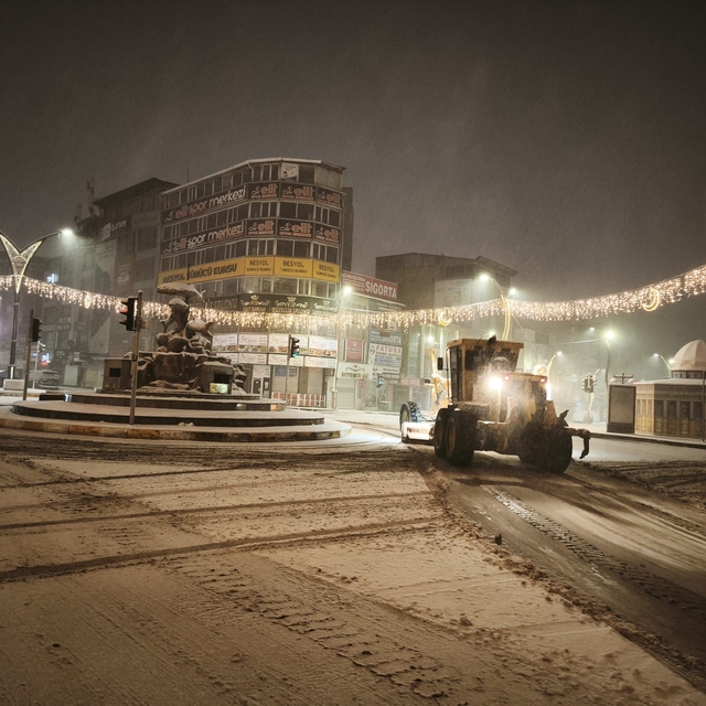 Van'da 143 yerleşim yerinin yolu kardan kapandı