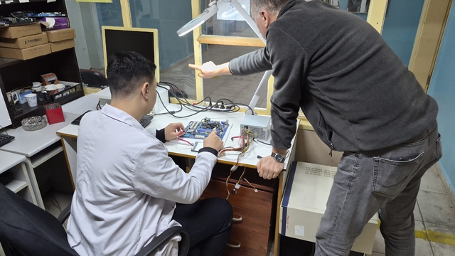 Dijitalleşen iş dünyasının aradığı nitelikli elemanlar meslek liselerinden çıkıyor
Bilişim bölümünden mezun olup kendi alanında istihdam edilen öğrenci sayısı arttı
Atatürk Meslek Lisesi Bilişim Teknolojileri Bölüm Şefi Kemal Yıldırım:
"Uzmanlık alanınız ve hangi programlarda ne kadar yetkin olduğunuz önemli"
"Öğrencilerimiz çoğunlukla staj yaptıkları yerlerde işe devam edebiliyorlar"