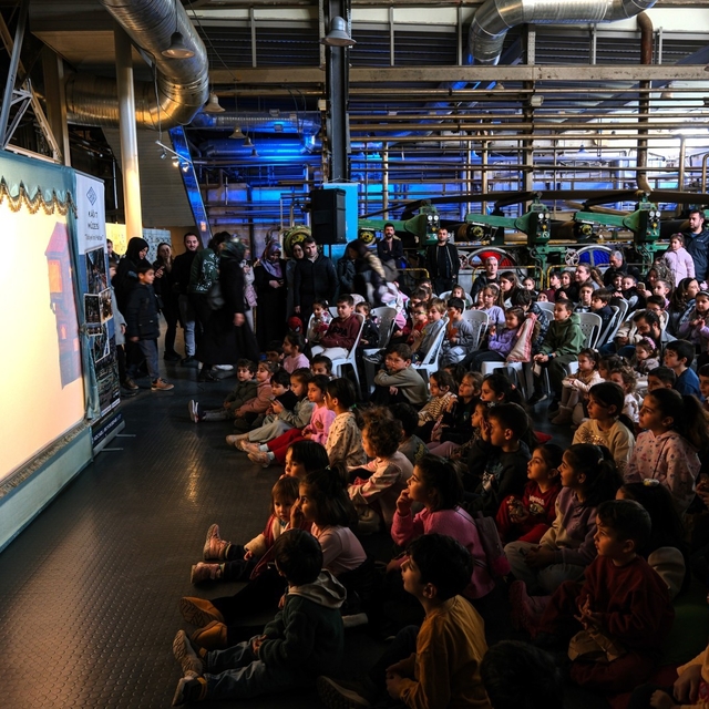 Çocuklar geleneksel gölge gösterisi ile eğlenceli anlar yaşadı