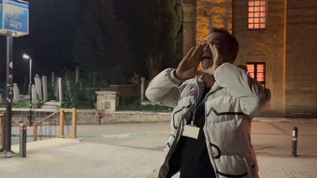 Bu mahallede davul çalanın başı belaya giriyor...Pilava pilava diye zillere basıyorlar
Emirsultan Mahallesi'nde 600 yıllık gelenek bu ramazan da canlandırıldı