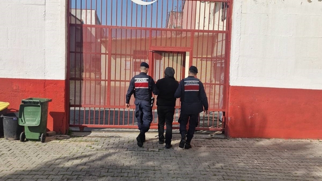 Hapis cezasıyla aranıyordu jandarmadan kaçamadı