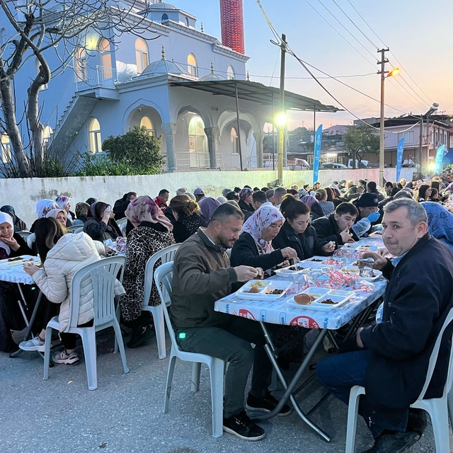 Binlerce Aydınlı Büyükşehir'in iftar sofrasında bir araya geldi